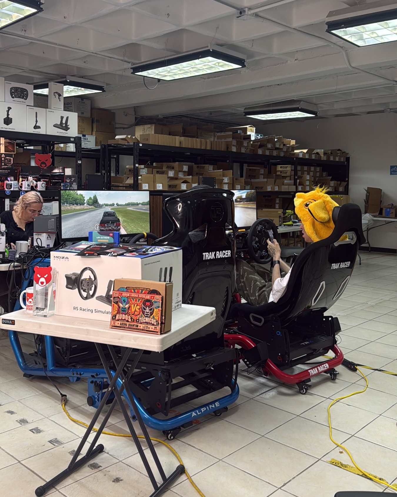 Bryan y Darek compitiendo en simuladores de carreras en las oficinas de Quantum Imports.