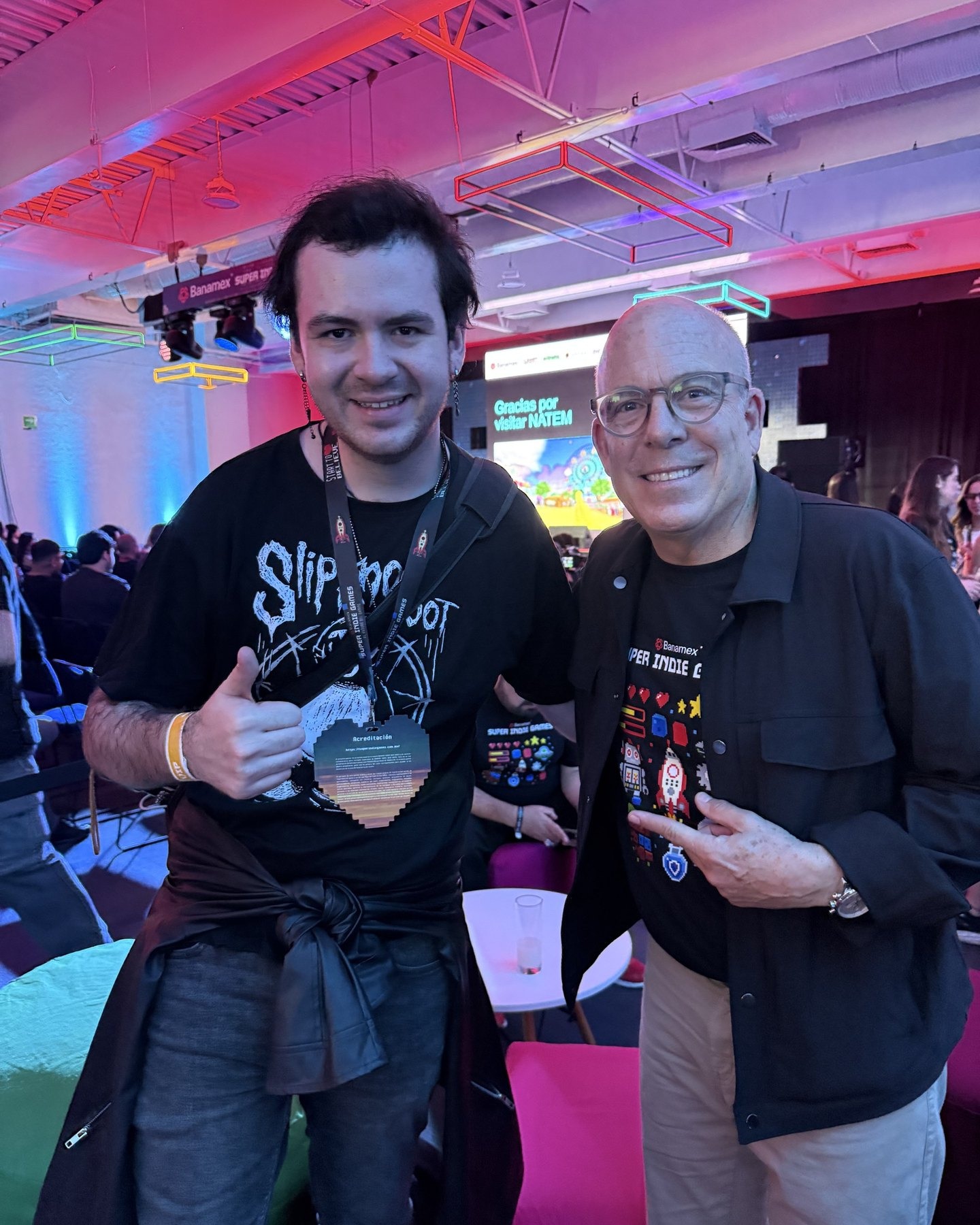 David Tapia posando junto a Doug Bowser, expresidente de Nintendo of America, en el Banamex Super Indie Games 2026.