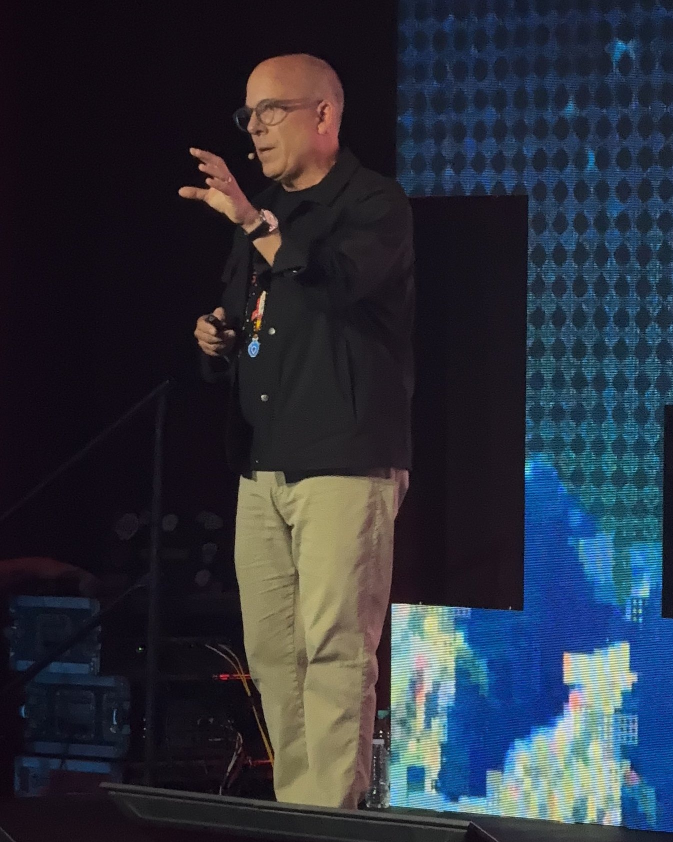 Doug Bowser hablando en el escenario durante su conferencia en el Banamex Super Indie Games 2026.