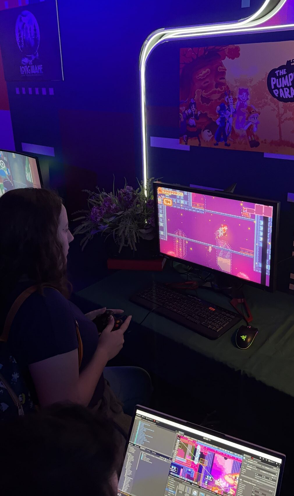 Asistentes jugando The Pumpkin Paradox en su estación del Banamex Super Indie Games 2026.