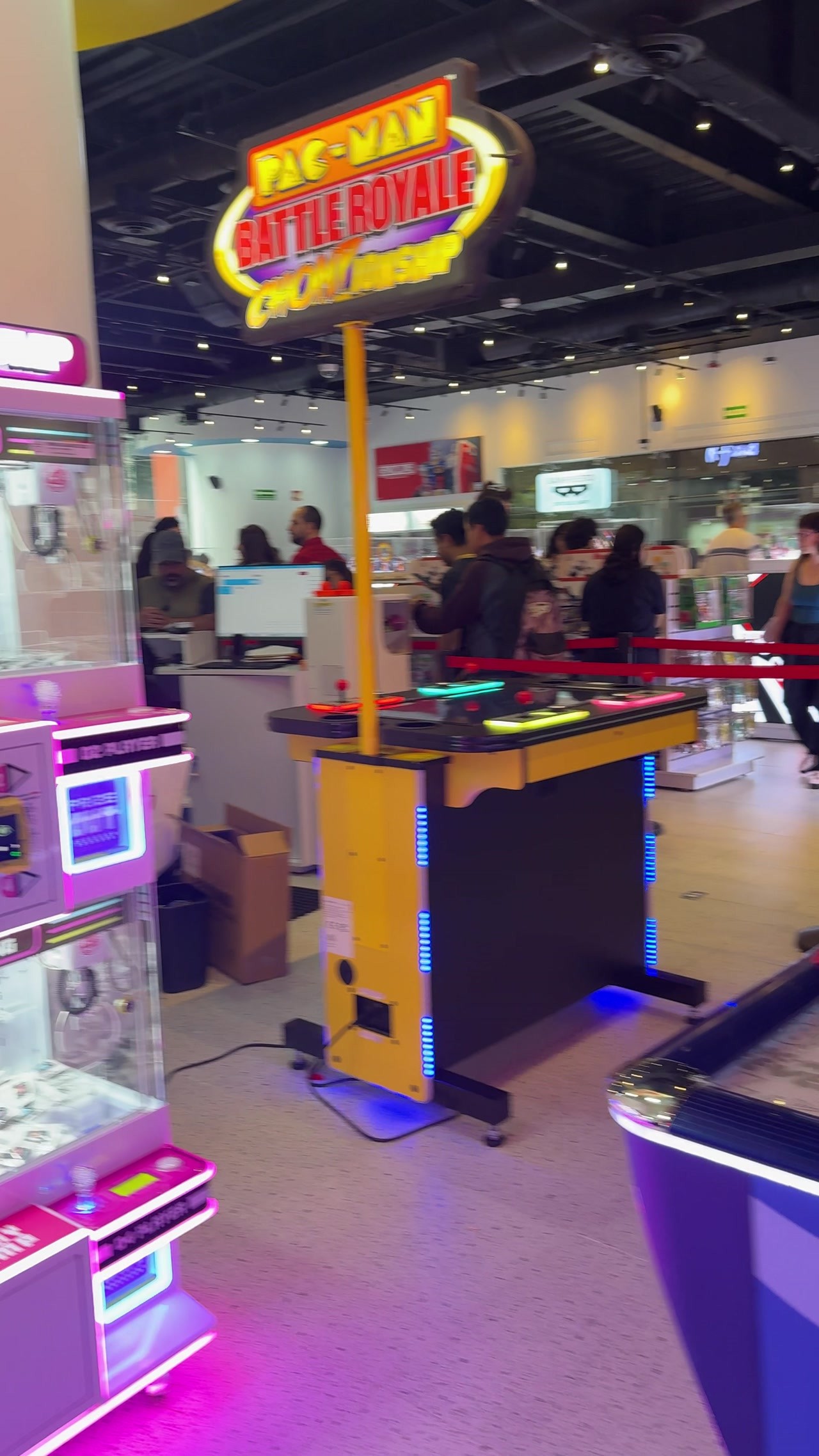 Zona de arcade con el letrero de Pac-Man Battle Royale en la tienda de Bandai Namco en la Ciudad de México.