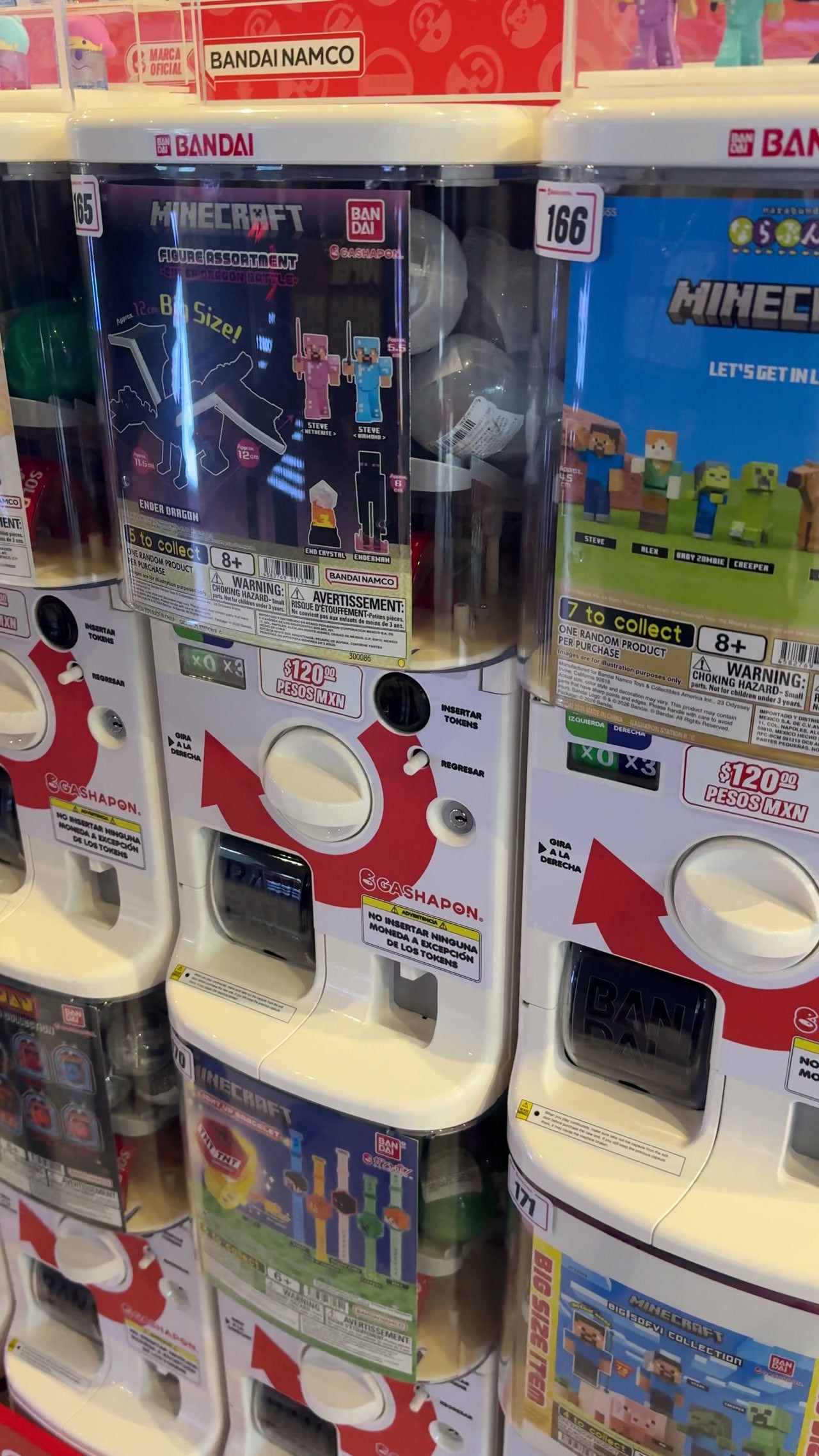 Máquinas de gashapon de Bandai con figuras de Minecraft en la tienda de Bandai Namco en la Ciudad de México.