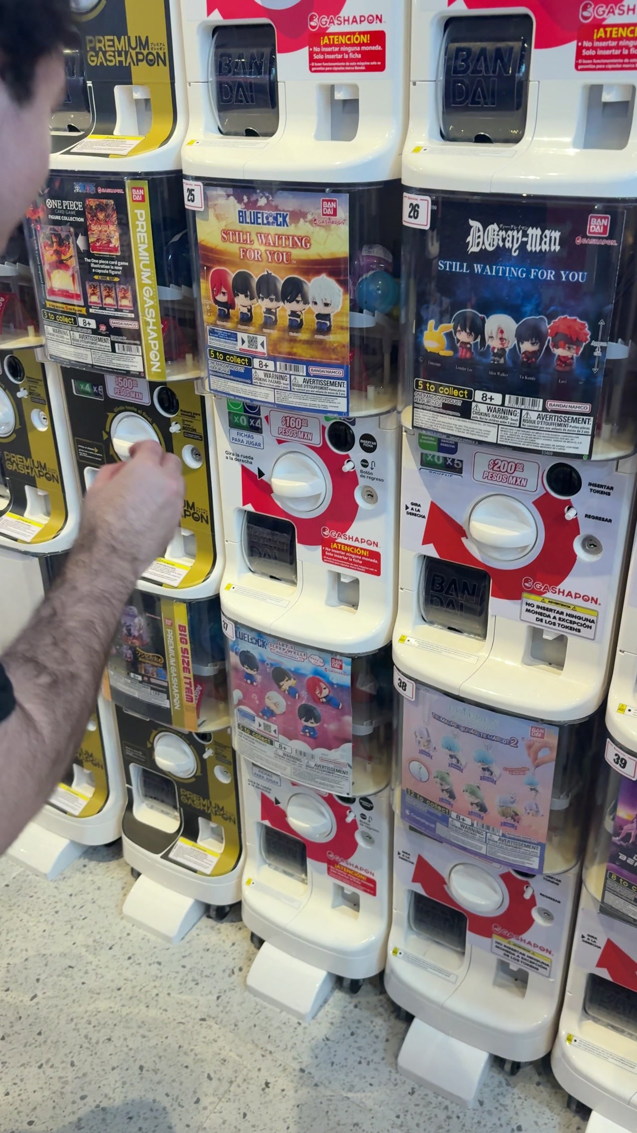 Una persona usando una máquina de gashapon premium en la tienda de Bandai Namco en la Ciudad de México.