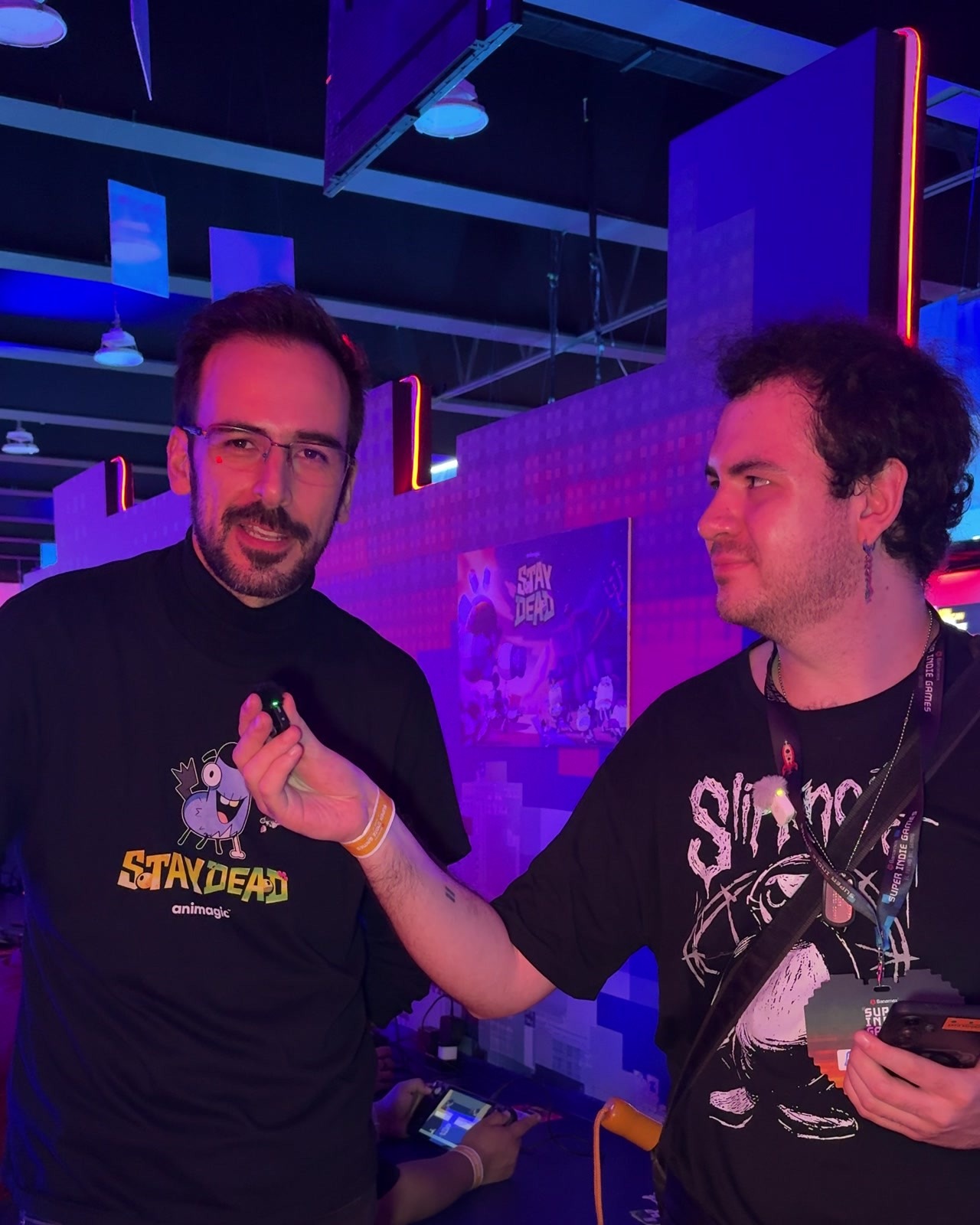 David Tapia junto a Jordi Ayguasenosa Jara, director de Stay Dead y cofundador de Animagic Studios, en el Banamex Super Indie Games 2026.