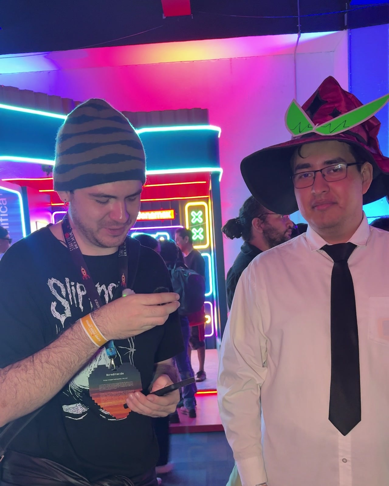David Tapia junto a Jorge Gutiérrez, desarrollador de Avlo the Imp Wizard, con sombrero de mago, en el Banamex Super Indie Games 2026.