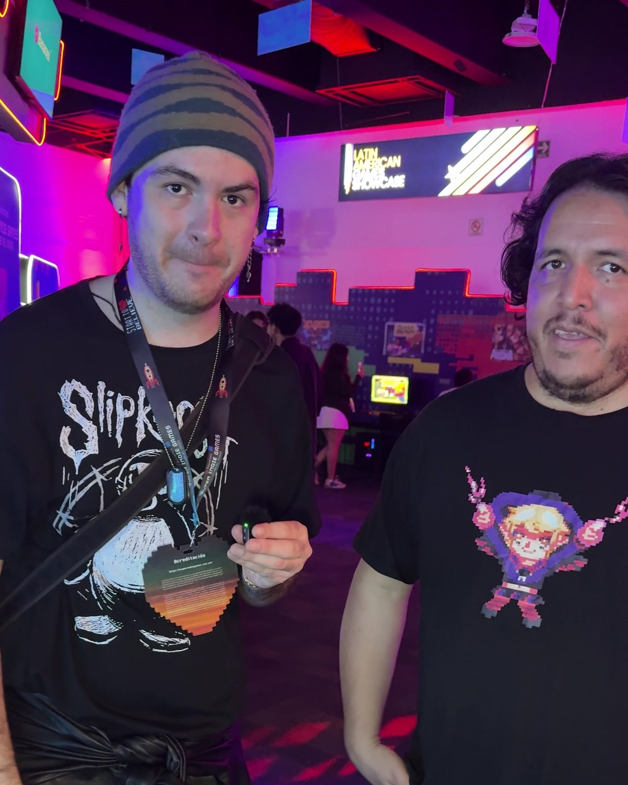 David Tapia posando junto a Oribe Ware, desarrollador de Mostroscopy, en el Banamex Super Indie Games 2026.