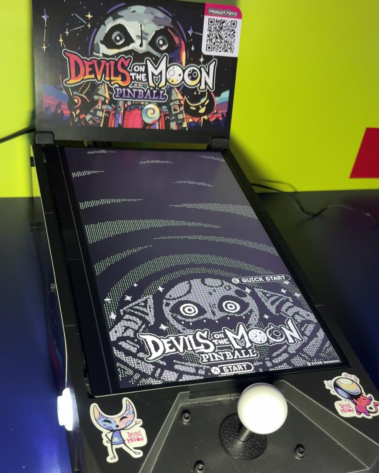 Gabinete del pinball Devils on the Moon Pinball, de Amano, en el Banamex Super Indie Games 2026.