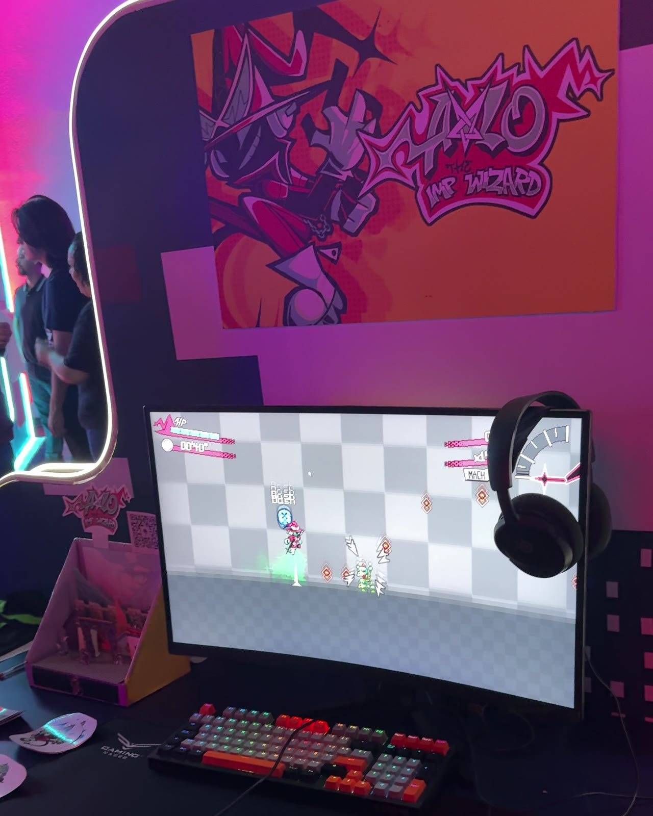 Estación de Avlo the Imp Wizard con su póster y su juego en pantalla en el Banamex Super Indie Games 2026.