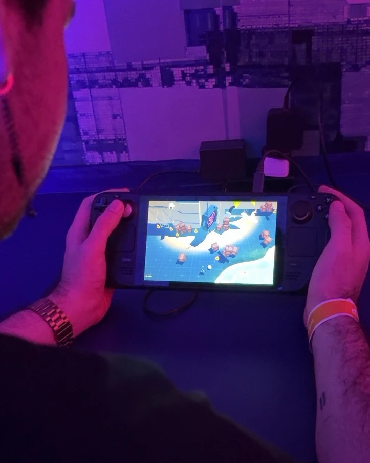 David Tapia jugando Stay Dead en una Steam Deck en el Banamex Super Indie Games 2026.