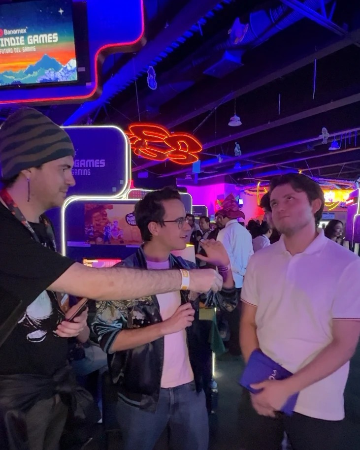 David Tapia junto a Christian y Santi, desarrolladores de The Pumpkin Paradox, en el Banamex Super Indie Games 2026.