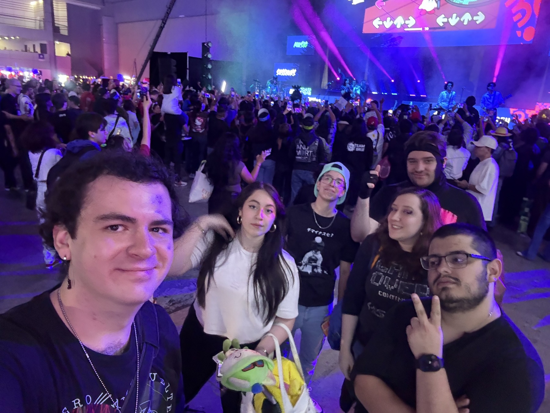 David Tapia con un grupo de amigos entre el público del concierto del Escenario Telcel en el Gamergy México 2026.