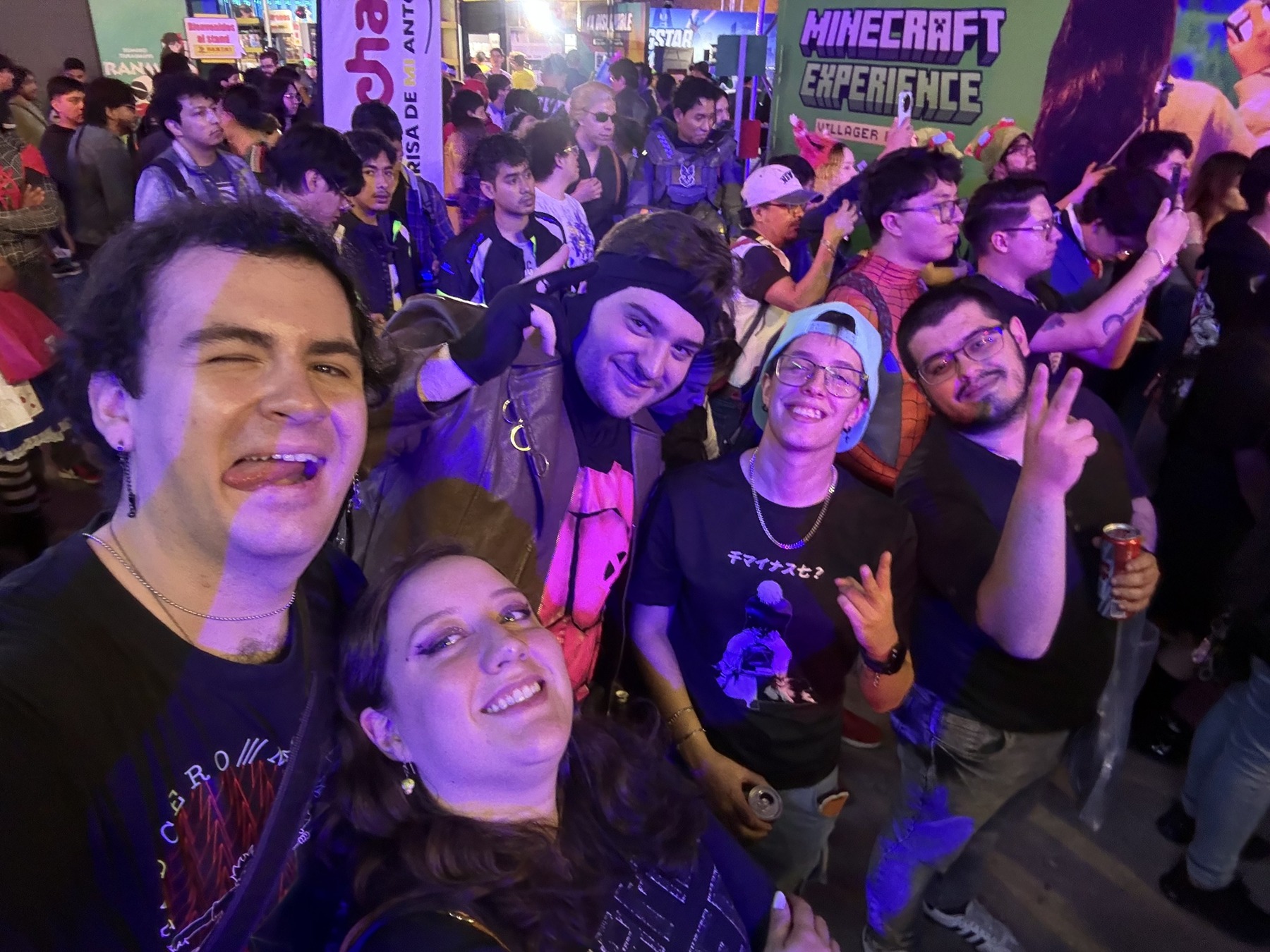 David Tapia con su novia Mon y un grupo de amigos frente a la zona de Minecraft del Gamergy México 2026.