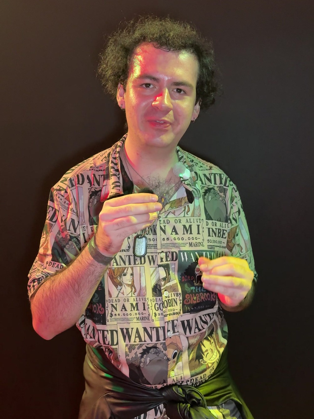 David Tapia hablando a cámara con una camisa de periódicos el último día del Gamergy México 2026.