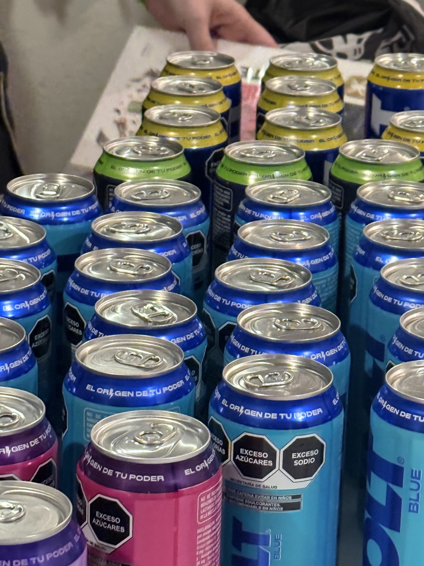 Latas de Volt acomodadas sobre una mesa, las 34 que juntó un amigo en el Gamergy México 2026.