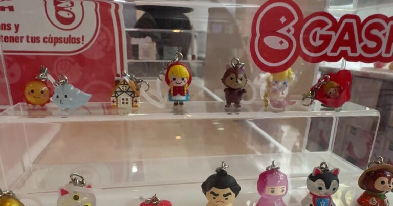 Vitrina con figuras de gashapon en la tienda de Bandai Namco en la Ciudad de México.